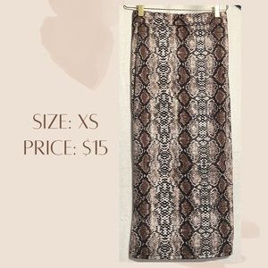 Gorgeous maxi pencil skirt - snake pattern and tight so it’s sexy yet classy